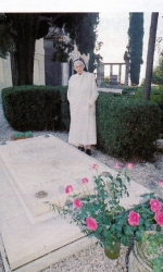 06-suor-mary-nipote-di-eleonora-duse-sulla-tomba-della-nonna-eleonora-dusa-ad-asolo-nel-1997