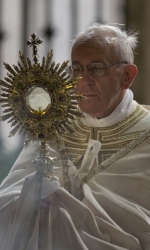 1-papa-francesco-con-eucaristia-2