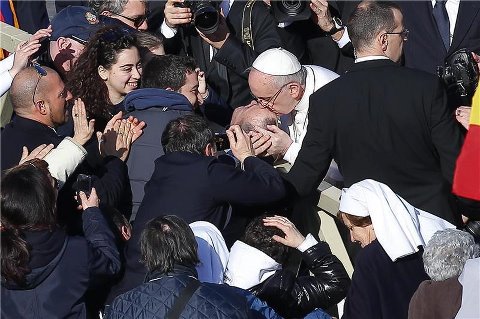 Papa-Francesco-durante-il-saluto-alla-folla-in-Piazza-San-Pietro-ha-abbracciato-un-disabile.