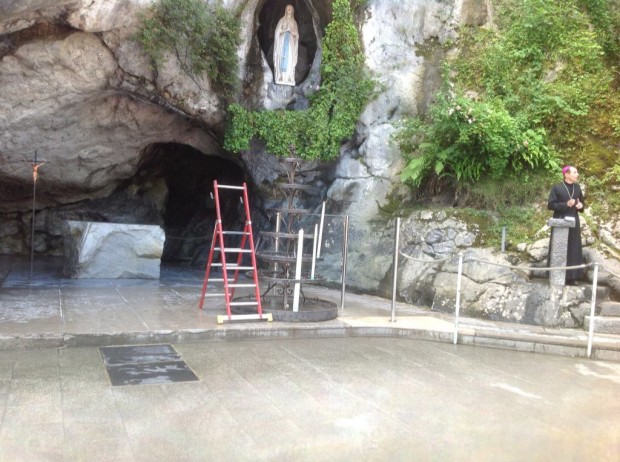 Angelus e passaggio alla Grotta di sabato 23 giugno 2013 ore 1215