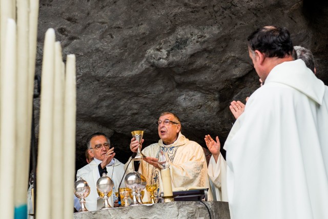 Mgr Lacrampe, présidant la messe, le matin de sa mort, à la Grotte de Lourdes. 